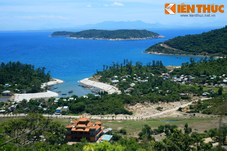 Bờ biển Cù Lao Chàm và hòn Dài nhìn từ sườn núi phía Tây.