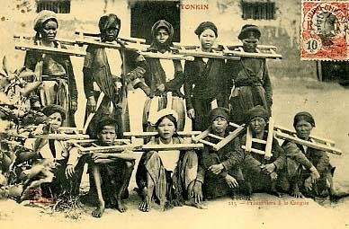 Một nhóm nữ tù nhân trong sân nhà lao.