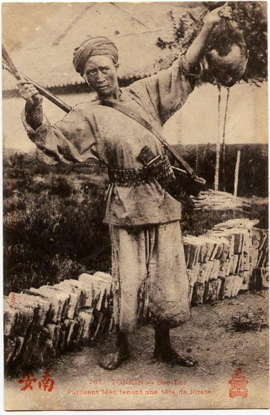 Người đao phủ và chiếc đầu của một phạm nhân.