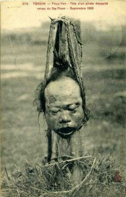 Thủ cấp một thành viên quân khởi nghĩa Đề Thám bị bêu ở Phúc Yên.