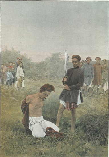 Phạm nhân được tháo gông và lột áo trước khi đao phủ thi hành án.