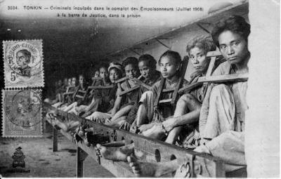 Các tù nhân trong nhà lao bị cùm chân và gông cổ.