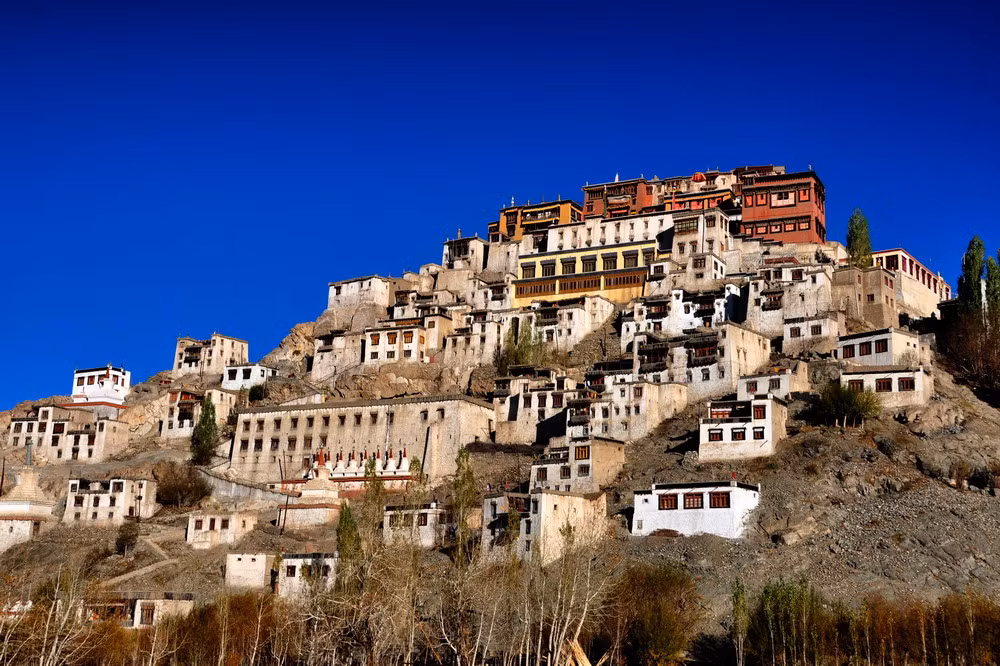 Tu viện ban đầu có quy mô khá nhỏ. Đếm giữa thế kỷ 15, một tu viện mới được khởi công cách vị trí cũ vài km, trên một ngọn đồi thiêng liêng của ngôi làng mang tên Thikse.