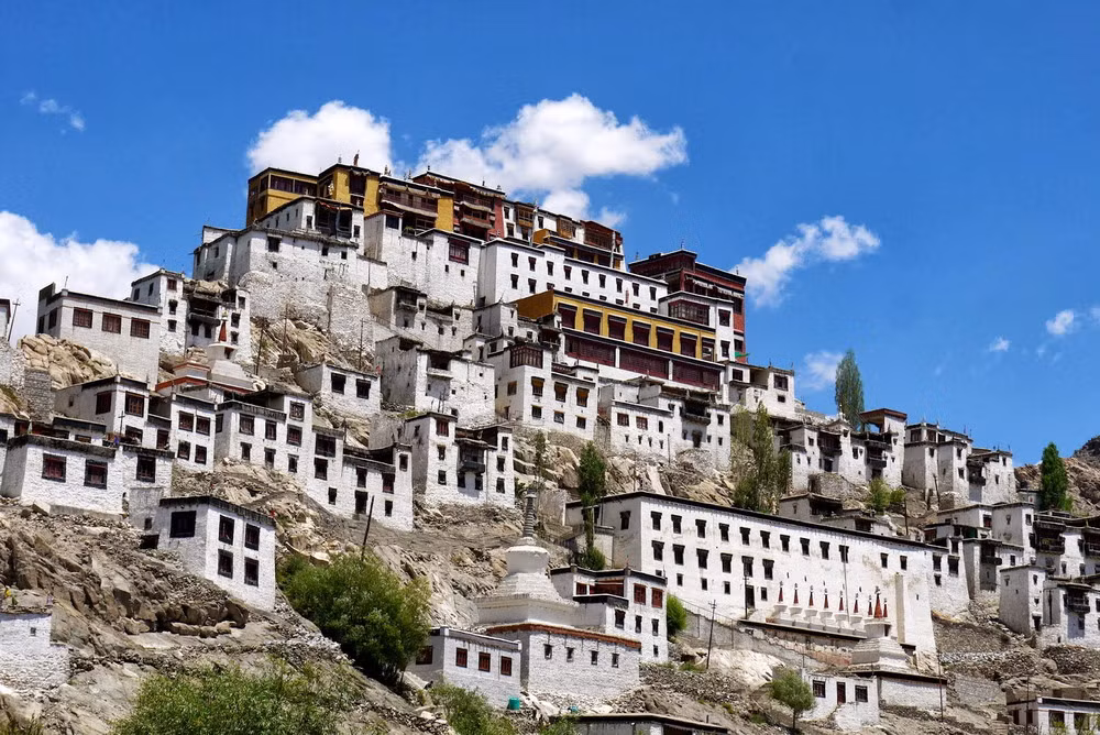 Các tầng thấp nhất của tu viện là nơi các lực lượng bảo vệ tu viện chốt giữ. Các tầng trên là nơi ở của các lạt ma, giảng đường và nơi thờ tự...