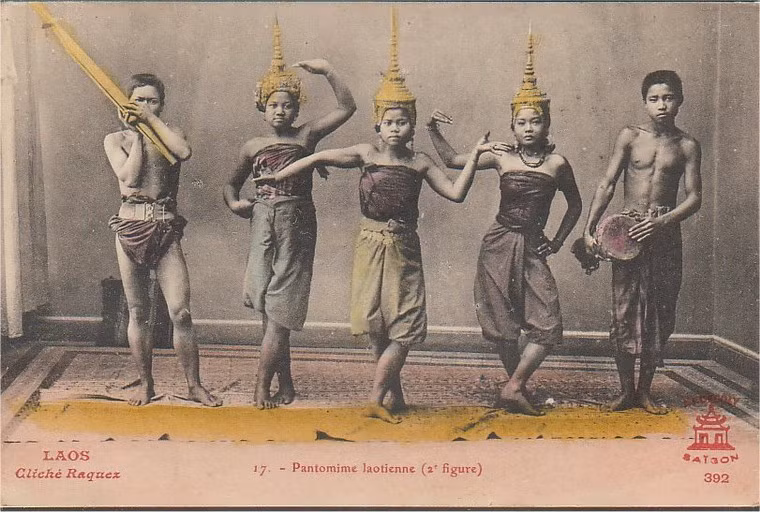 Một nhóm diễn viên Lào.