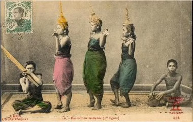 Các vũ nữ múa lamvong ở Lào thời thuộc Pháp.