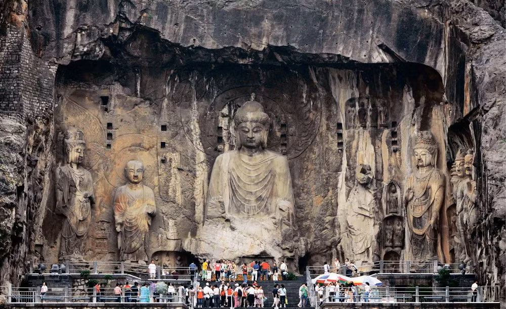 Công trình nổi tiếng nhất ở nơi đây là tượng Đại Phật Lư Xá Na cao 17,14m ở hang trung tâm.