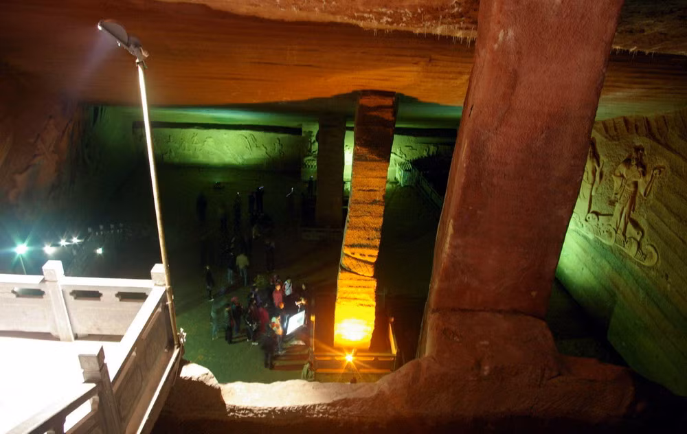 Số nhân công được huy động để tạo ra 24 hang động này có thể lên đến hàng vạn.