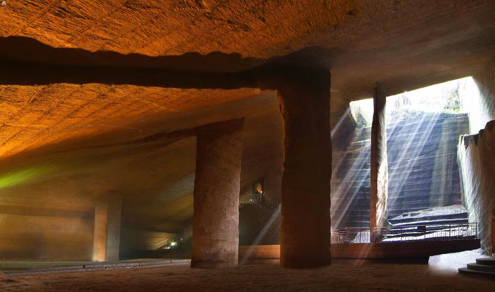 Mỗi hang động có quy mô ngang với một tòa nhà lớn, có cấu trúc giống nhau.