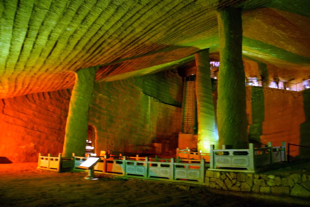 Đây là một hệ thống gồm 24 hang động có niên đại ít nhất 2000 năm, nằm rải rác trên một diện tích khoảng 1km2.