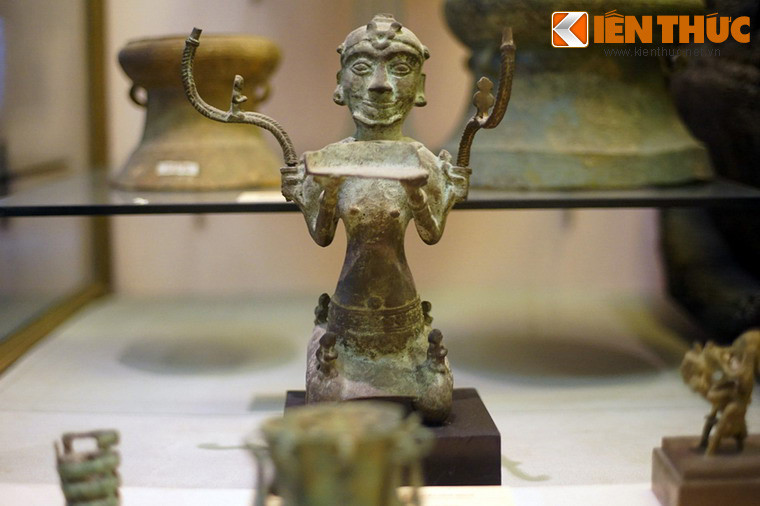 3. Bảo vật quốc gia - đèn đồng hình người quỳ là một cổ vật quý được các nhà nhà khảo cổ học tìm thấy năm 1935 trong một khu mộ ở Lạch Trường, Thanh Hóa. Hiện vật được xác định có niên đại khoảng 1.700-2.000 năm trước.