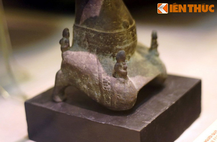 Theo nghiên cứu của Tiến sĩ Phạm Quốc Quân, cây đèn thuộc nền văn hóa “Hậu Đông Sơn”, kế thừa và đậm chất Đông Sơn. Đây là cây đèn đồng lớn nhất trong số ít hiện vật cùng loại, thể hiện kỹ thuật đúc khéo léo và phản ánh thẩm mỹ cao của cư dân cổ ở Việt Nam cách đây 2 thiên niên kỷ.