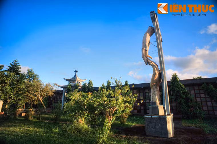 Trong khuôn viên Phục sinh đường còn có hình tượng hai bàn tay gắn vào thánh giá, ám chỉ bàn tay Chúa đang cứu vớt con người.