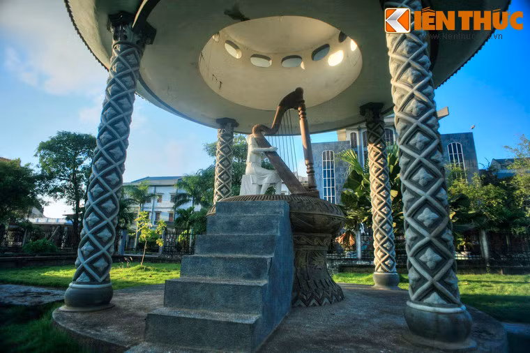 Đối diện với kèn Trumpet là chiếc đàn lira được đặt trên mặt trống đồng đường kính 1,80m.