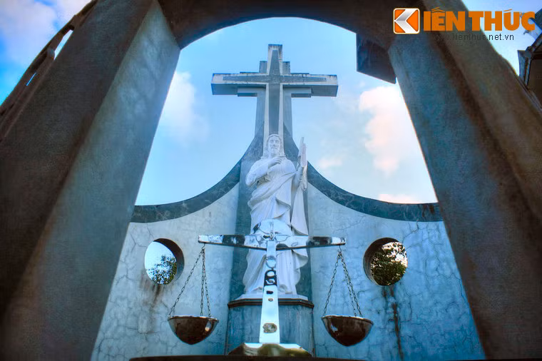 Bên trái phục sinh đường có đài Phán xét, với hình ảnh chúa Giê-su cầm quyển sách trên tay để xét xử tội lỗi của con người, phía dưới là cân tội phúc.