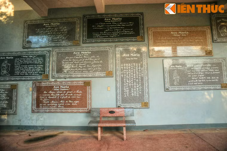 Trong vườn còn có hai bức tường cao gắn trên 200 bản kinh Ave Maria bằng các thứ tiếng trên thế giới, kích thước mỗi bản kinh là 2,20m x 1,2m bằng đá cẩm thạch.