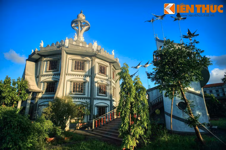 Công trình hoành tráng nhất ở Vườn kinh Ave Maria là Phục sinh đường, một tòa nhà 3 tầng, mang chủ đề Chúa phục sinh.