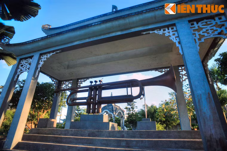 Vườn kinh Ave Maria cũng là nơi sở hữu bộ sưu tập nhạc khí khổng lồ độc nhất vô nhị Việt Nam. Nổi bật là chiếc kèn trumpet dài 5,20m, lớn nhất Đông Dương.