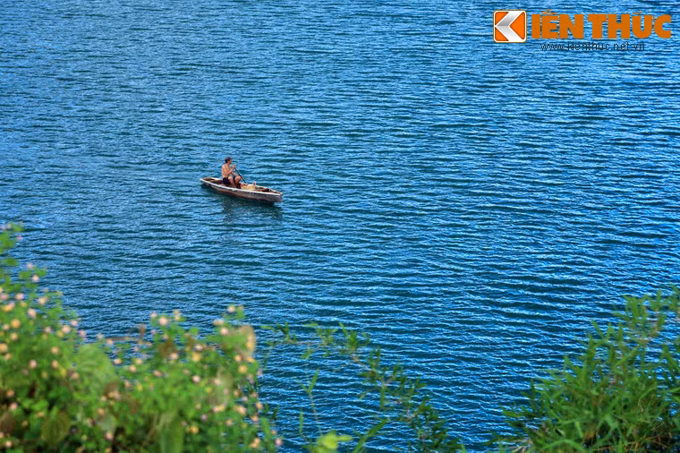 Theo các nhà khoa học thì hồ T'Nưng chính là miệng núi lửa đã ngừng hoạt động từ hàng trăm triệu năm qua. Hồ có hình bầu dục, độ sâu trung bình từ khoảng 12 đến 19 mét, nằm ở độ cao khoảng 500 mét so với mực nước biển. Diện tích hồ lên tới 228 ha bao quanh những rừng thông và núi, vào mùa mưa, mặt nước có thể lan rộng ra trên 400 ha.