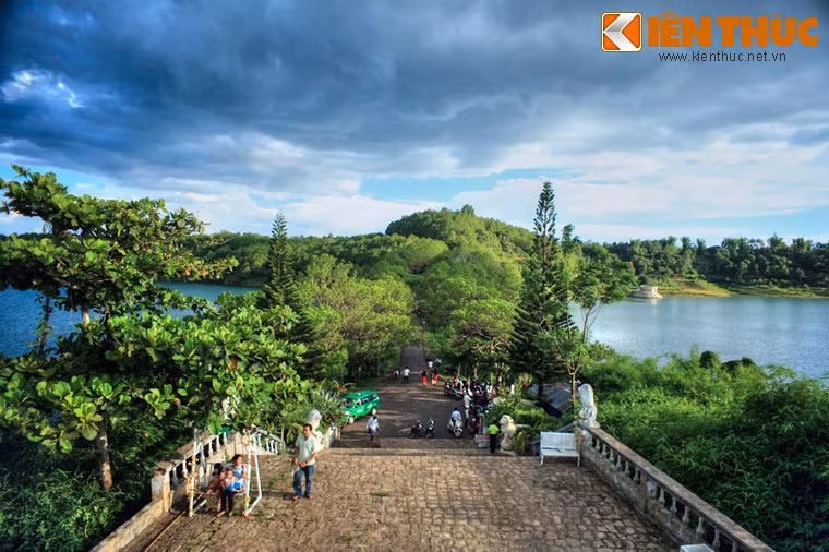 Là một thắng cảnh nổi tiếng của Tây Nguyên, trong những năm gần đây hồ T'Nưng du hút ngày một đông du khách đến tham quan, khám phá.