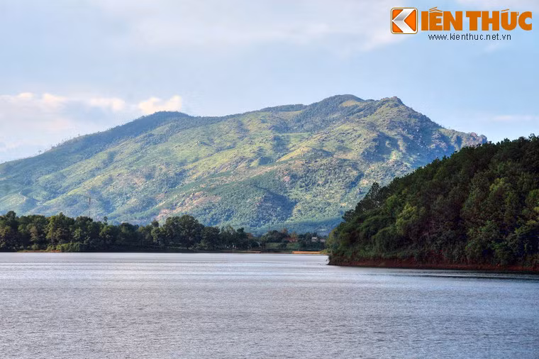 Do hồ rất rộng, khi gió to thường có sóng lớn nên đồng bào dân tộc gọi là T'Nưng, có nghĩa là "biển trên núi", còn người Việt từ miền xuôi lên quen gọi là Biển Hồ.