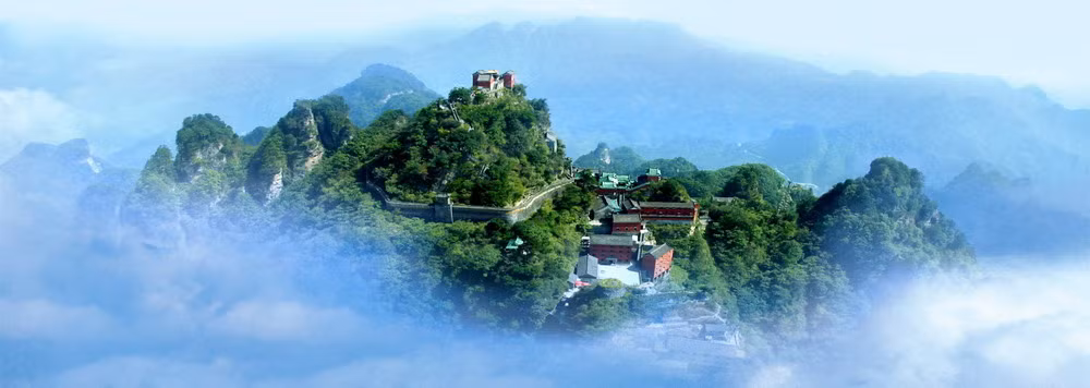 Vẻ thâm trầm của các công trình cổ đôn tôn lên bội phần nhờ khung cảnh thiên nhiên hùng vĩ, u tịnh, không gợn chút bụi trần.