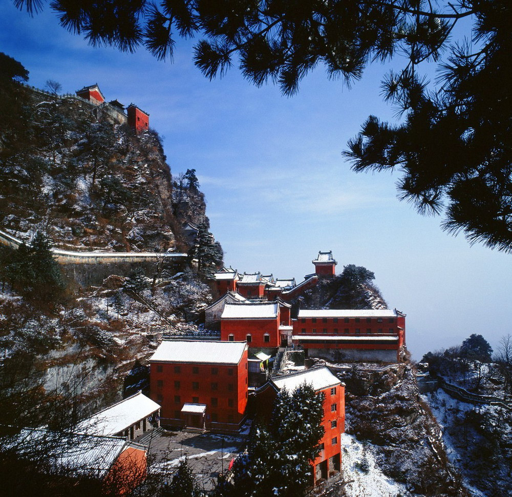 Ngọn núi này là một vùng đất thánh của Đạo giáo, nơi khai sinh môn võ Thái Cực quyền được cả thế giới biết đến của Trung Hoa. Ngọn núi kỳ vĩ và tuyệt đẹp này cũng thường xuyên xuất hiện trong các tác phẩm kiếm hiệp nổi tiếng của "vua" truyện chưởng Kim Dung.