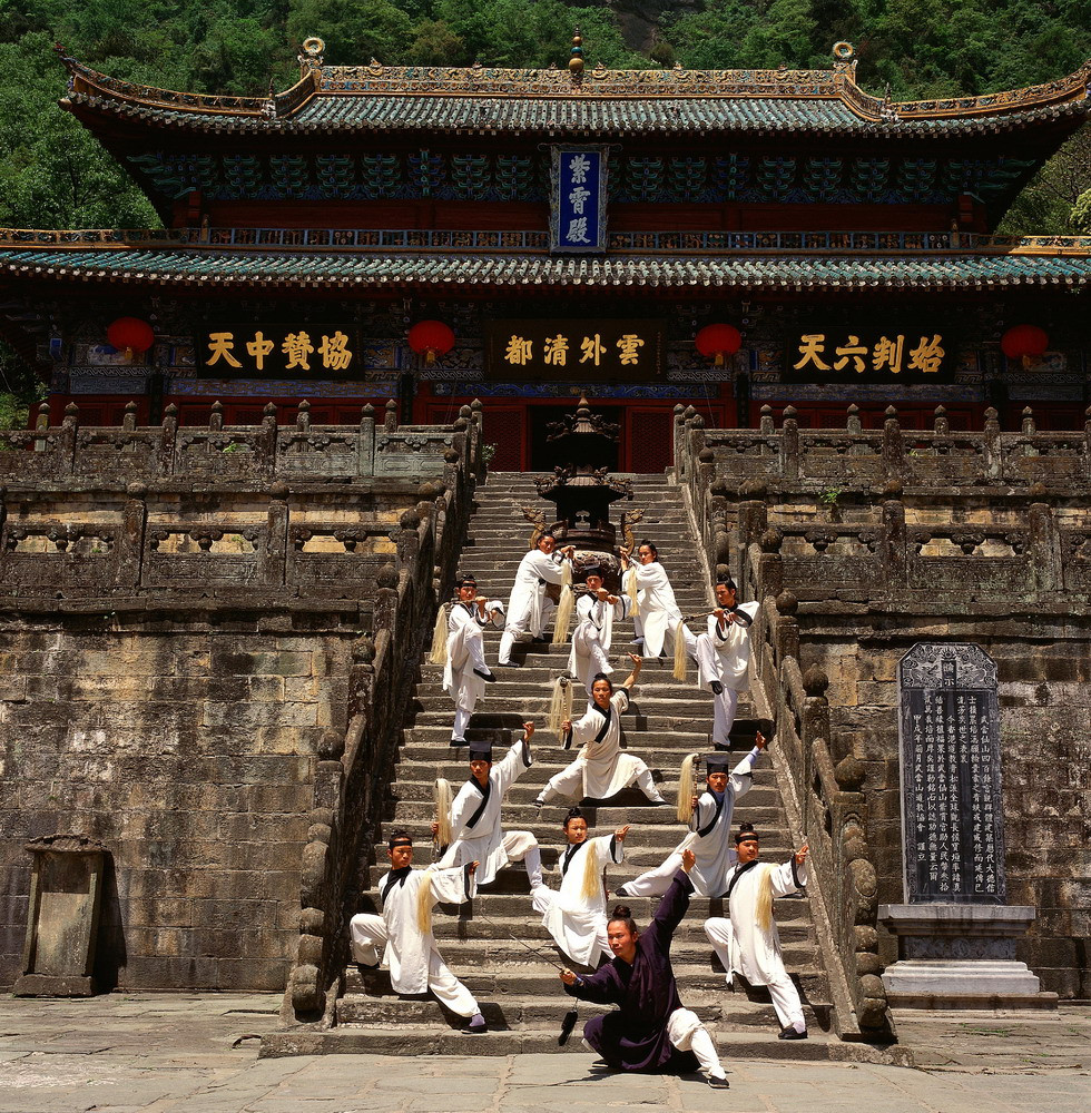 Không chỉ nổi tiếng với cảnh đẹp và các kiến trúc cổ, núi Võ Đang còn được nhiều người biết đến thông qua các tác phẩm kiếm hiệp của nhà văn Kim Dung.