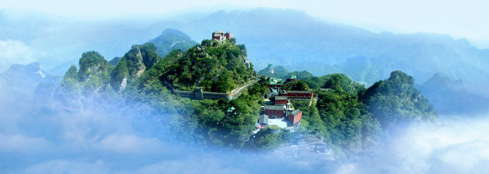 Vẻ thâm trầm của các công trình cổ đôn tôn lên bội phần nhờ khung cảnh thiên nhiên hùng vĩ, u tịnh, không gợn chút bụi trần.