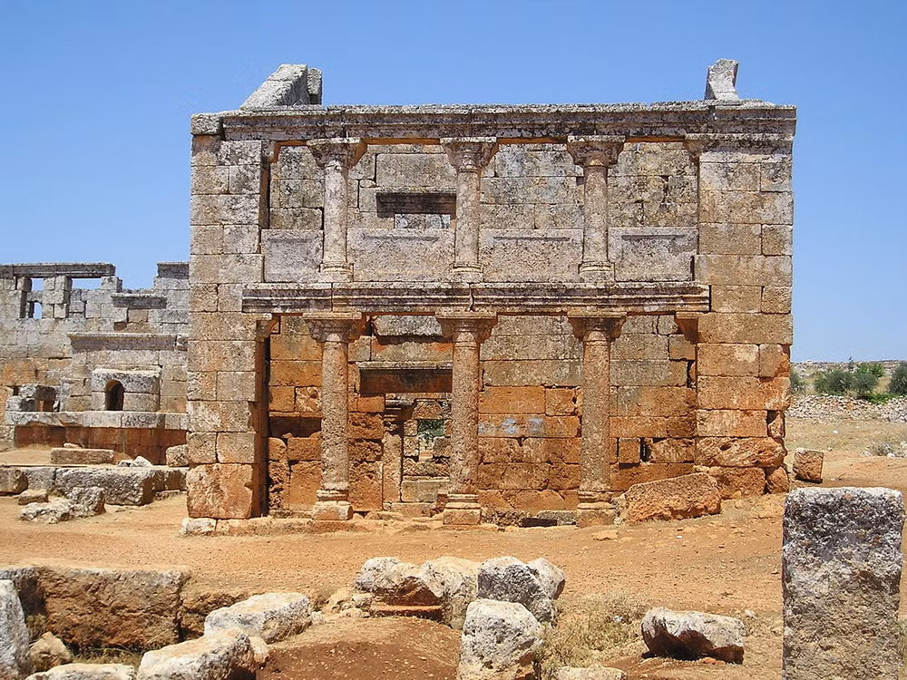 Đây là một nhóm bao gồm 700 khu định cư bị bỏ hoang, thuộc về khoảng 40 nhóm làng mạc khác nhau nằm trong một khu vực cao của đá vôi được gọi là cao nguyên đá vôi Massif.