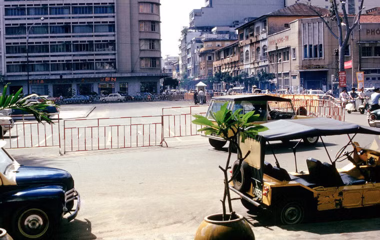 Quang cảnh quảng trường trước Hạ nghị viện nhìn từ quán bar của khách sạn Continental Palace.