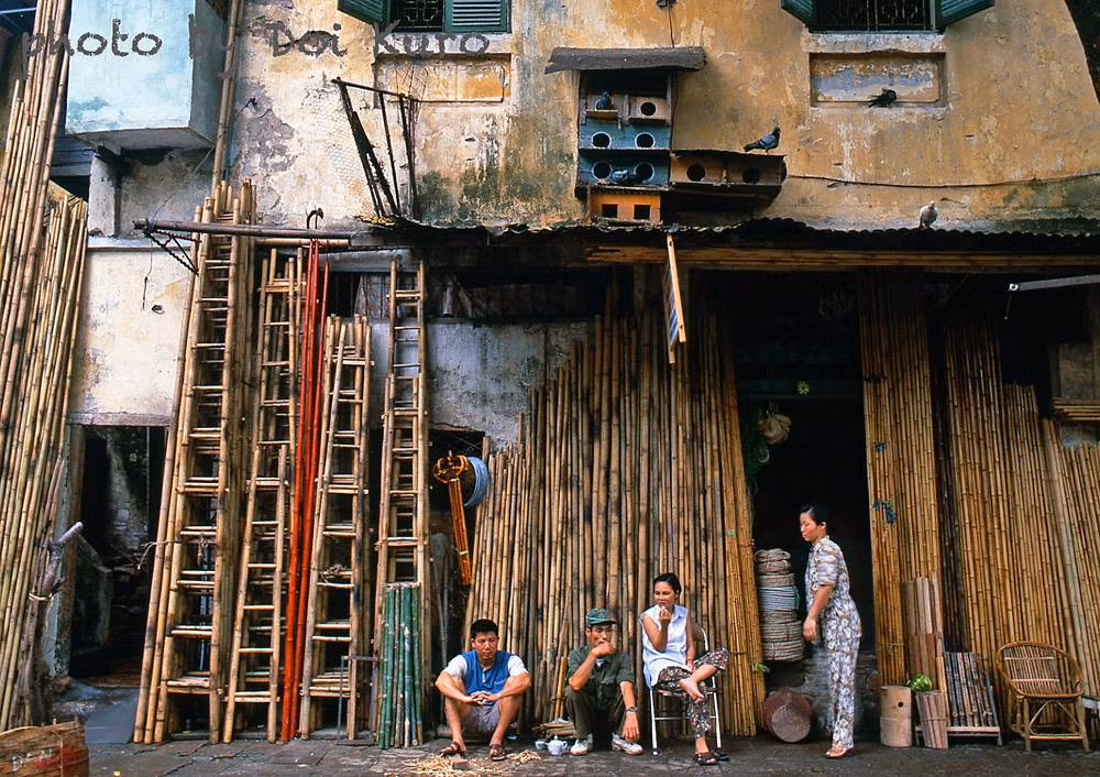 Cửa hàng bán đồ tre nứa trên phố Hàng Vải, Hà Nội năm 1999.