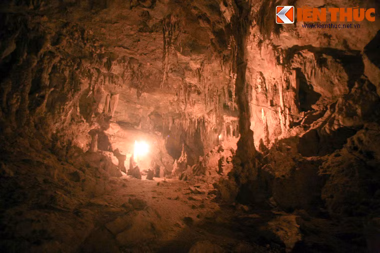 Bên trong các hang động cao rộng, có vòm cao đủ để chứa những ngôi nhà nhiều tầng. Nét đặc sắc nhất là hệ thống các nhũ đá và măng đá kỳ ảo. Sự tinh tế của các thạch nhũ và măng đá nơi đây có thể sánh ngang với các hang động ở vịnh Hạ Long và Phong Nha - Kẻ Bàng.