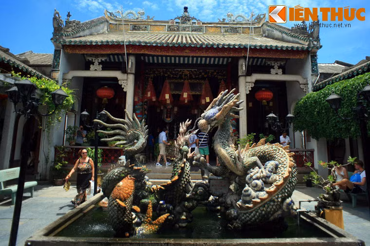 Giữa sân có hồ nước lớn, đắp nổi hình rồng uốn lượn uyển chuyển theo tích “lý ngư hoá long”.