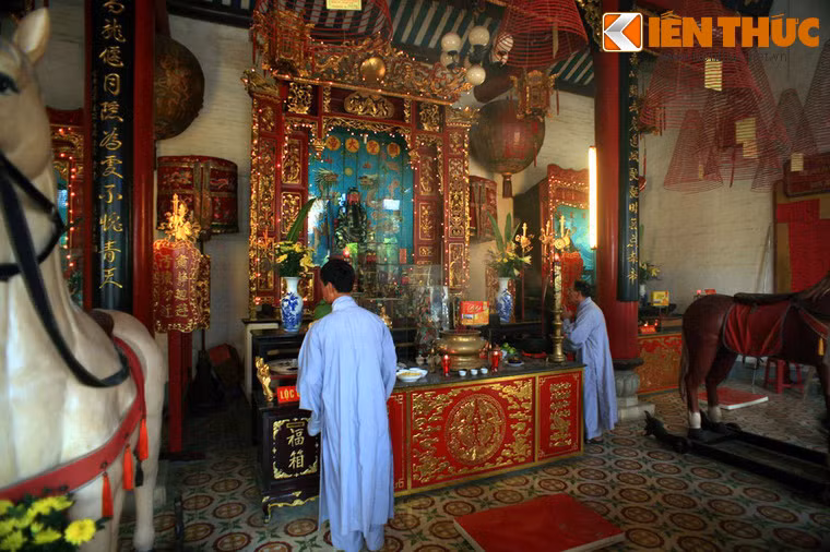 Chính điện chia làm 3 gian, gian giữa thờ Quan Công.