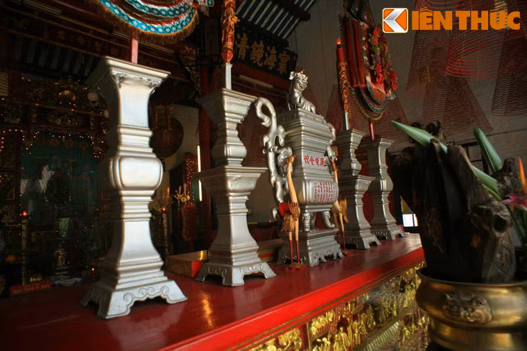 Hội quán Quảng Đông hiện lưu giữ nhiều hiện vật quý, mang đậm bản sắc văn hóa của người Hoa Quảng Đông.