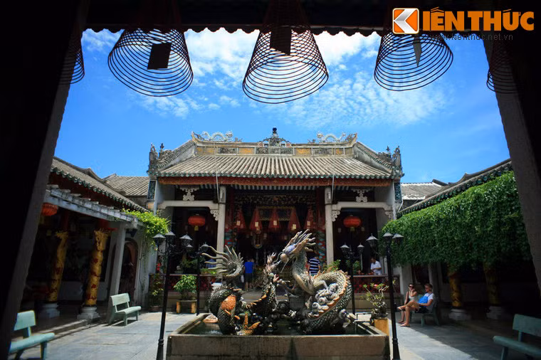 Nhà tiền điện được ngăn cách với chính điện bằng một khoảng sân. Hai bên có tả vu, hữu vu nối hai khu nhà này với nhau.