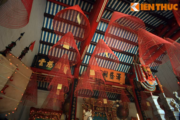 Ngoài ra, vào ngày 24/6 Âm lịch, nơi đây cũng diễn ra lễ hội vía Quan Công bày tỏ lòng thành kính đến vị tướng tài, thu hút nhiều người tham gia.