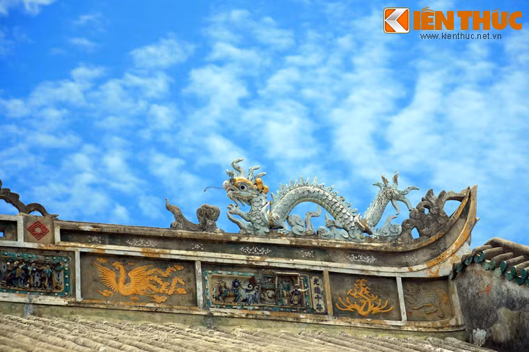 Các chi tiết trang trí kiến trúc của hội quán cũng kết tinh những giá trị đặc sắc của nghệ thuật tạo hình Trung Hoa.