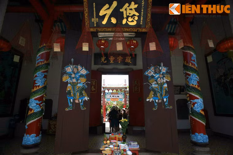 So với nhiều công trình khác ở Hội An, nghệ thuật sử dụng hài hòa các chất liệu gỗ, đá trong kết cấu chịu lực và họa tiết trang trí công phu, đã mang lại cho Hội quán Quảng Đông vẻ độc đáo riêng.