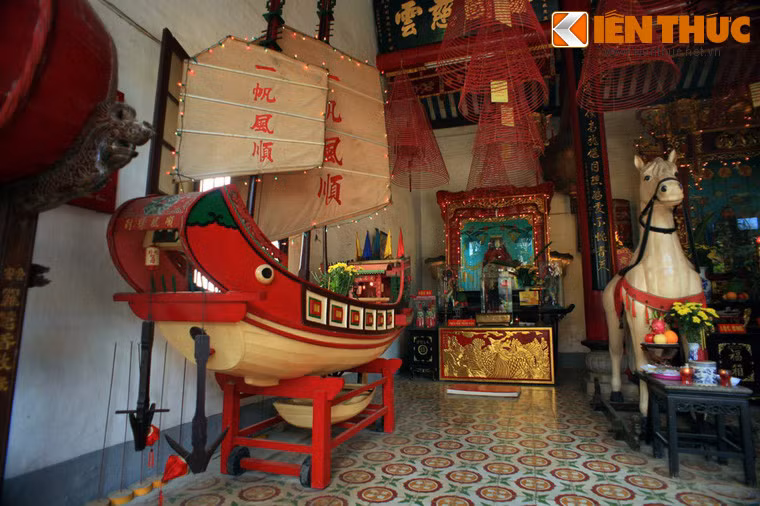 Hai gian còn lại thờ Tài Bạch tinh quân và Phước Đức Chánh Thần.