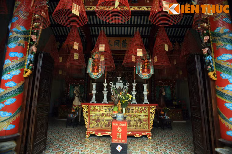 Chính điện rộng lớn, khoáng đãng với hệ cột kèo đồ sộ được liên kết bởi các vì chồng rường vững chắc.