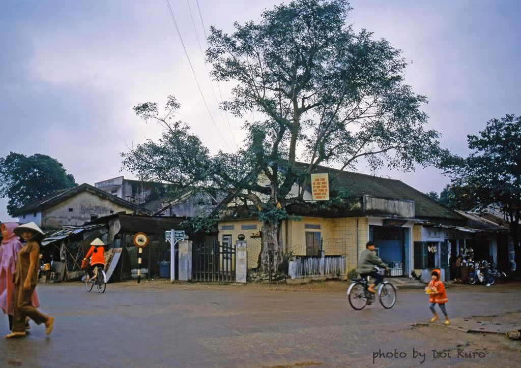 Vẻ đơn sơ của đường phố Huế, 1990.