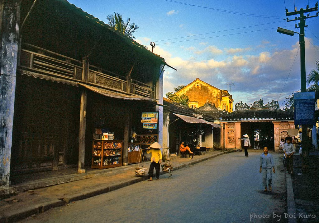 Trên đường Nguyễn Thị Minh Khai, gần Chùa Cầu, Hội An năm 1989.