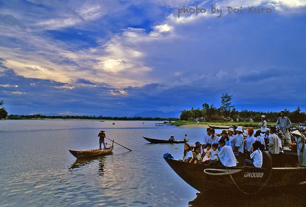 Một chuyến đò qua sông Thu Bồn, Hội An năm 1999.