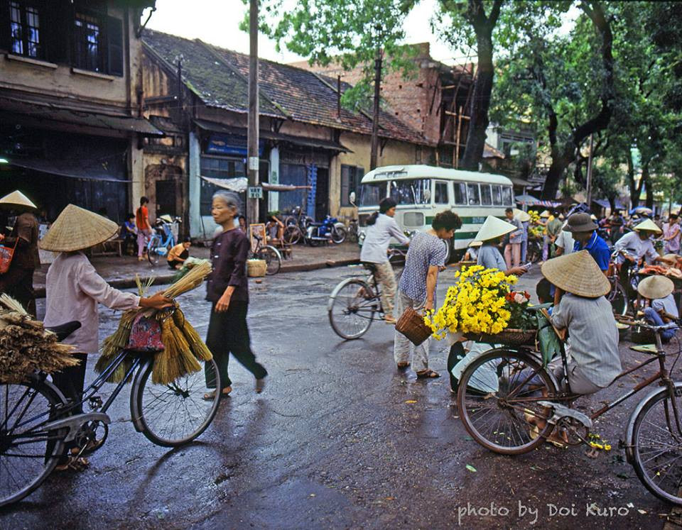 Phương tiện đi lại chủ yếu ở Hà Nội ở thời điểm này là xe đạp.