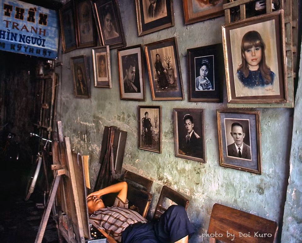 Giấc ngủ trưa của người thợ vẽ tranh truyền thần trong phố cổ Hà Nội.