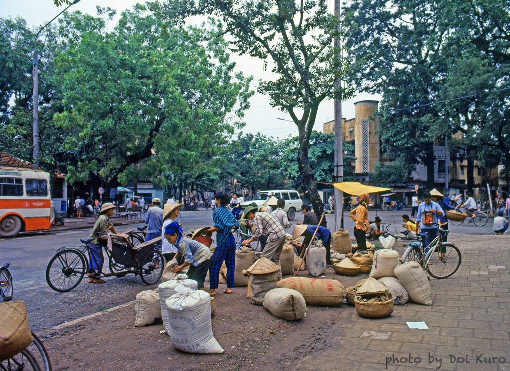 Bán gạo tại một ngã tư.