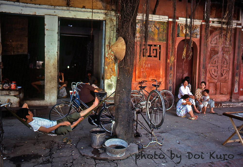 Hàng sửa xe đạp ở một góc phố, Hà Nội năm 1990. Hình ảnh mới được đăng tải trên trang Facebook của nhiếp ảnh gia Nhật Bản Doi Kuro.