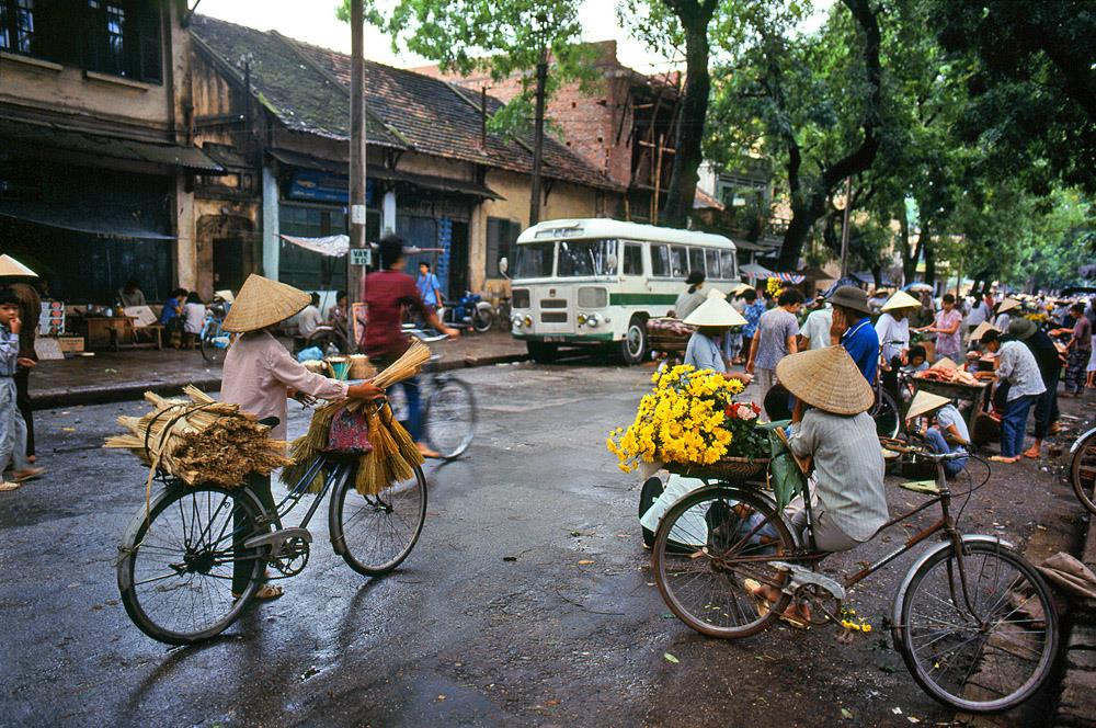Một khu chợ họp trên phố buổi sáng.